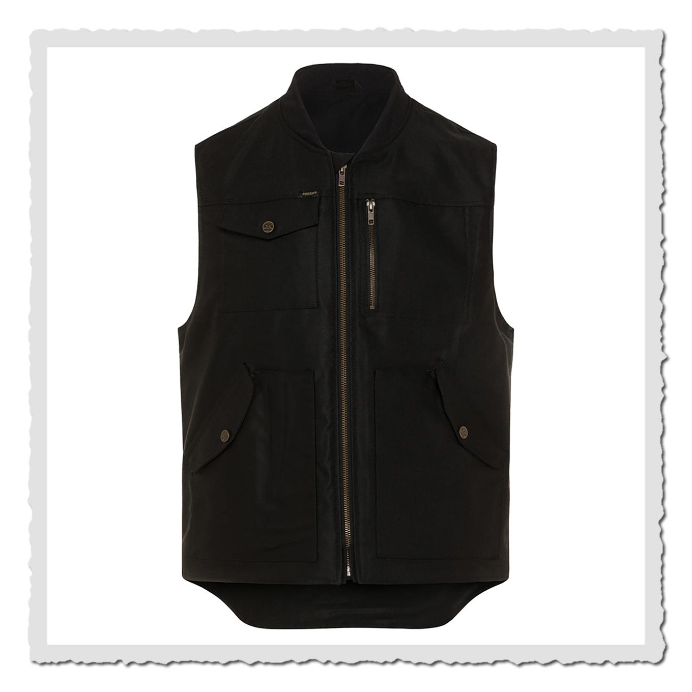 Schwarze Weste frontal vor weißem Hintergrund, Stehkragen, Frontreißverschluss, Brust- und Seitentaschen sichtbar.